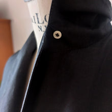 Laden Sie das Bild in den Galerie-Viewer, 1950s - Cute Solid Black Cotton Blouse - Sz 42
