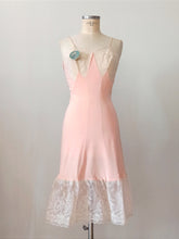 Cargar imagen en el visor de la galería, 1950s - LE CHAT, France - Deadstock - Precious Pink Negligee - Sz 42
