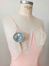 Cargar imagen en el visor de la galería, 1950s - LE CHAT, France - Deadstock - Precious Pink Negligee - Sz 42
