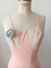 Cargar imagen en el visor de la galería, 1950s - LE CHAT, France - Deadstock - Precious Pink Negligee - Sz 42
