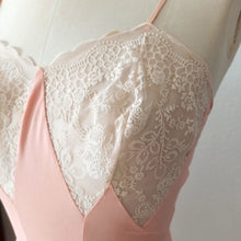 Cargar imagen en el visor de la galería, 1950s - LE CHAT, France - Deadstock - Precious Pink Negligee - Sz 42
