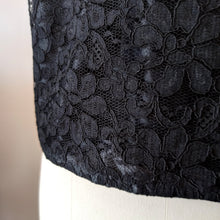 Laden Sie das Bild in den Galerie-Viewer, 1960s - Exquisite Black Cotton Lace Blouse - Sz 44
