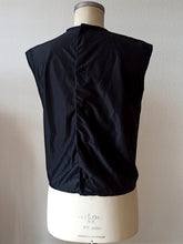 Laden Sie das Bild in den Galerie-Viewer, 1960s - Exquisite Black Cotton Lace Blouse - Sz 44
