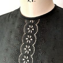 Carica l&#39;immagine nel visualizzatore di Gallery, 1960s - SWISS QUALITY, Switzerland - Cute Black Cotton Blouse - Sz. 44
