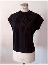 Carica l&#39;immagine nel visualizzatore di Gallery, 1960s - TETOROM - Chic Black Crepe Polyester Blouse - Sz. 44
