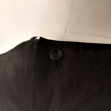 Carica l&#39;immagine nel visualizzatore di Gallery, 1960s - TETOROM - Chic Black Crepe Polyester Blouse - Sz. 44
