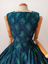 Charger l&#39;image dans la galerie, 1950s - Stunning Peacock Effect Satin Dress - W26 (66cm)
