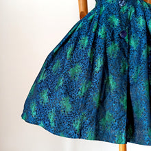 Charger l&#39;image dans la galerie, 1950s - Stunning Peacock Effect Satin Dress - W26 (66cm)
