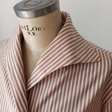 Laden Sie das Bild in den Galerie-Viewer, 1940s 1950s - Fabulous Striped Cotton Blouse - Sz 46
