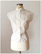 Carica l&#39;immagine nel visualizzatore di Gallery, 1950s - Adorable White Textured Nylon Blouse - Sz 44
