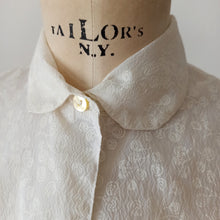 Carica l&#39;immagine nel visualizzatore di Gallery, 1950s - Adorable White Textured Nylon Blouse - Sz 44
