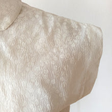 Carica l&#39;immagine nel visualizzatore di Gallery, 1950s - Adorable White Textured Nylon Blouse - Sz 44
