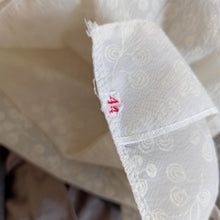 Carica l&#39;immagine nel visualizzatore di Gallery, 1950s - Adorable White Textured Nylon Blouse - Sz 44
