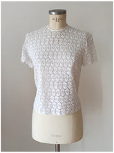 Laden Sie das Bild in den Galerie-Viewer, 1960s - SWISS QUALITY - Gorgeous White Cotton Lace Blouse - Sz 44
