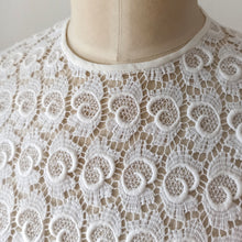 Laden Sie das Bild in den Galerie-Viewer, 1960s - SWISS QUALITY - Gorgeous White Cotton Lace Blouse - Sz 44
