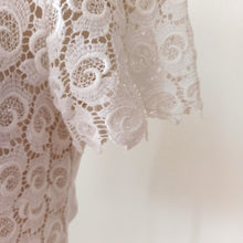 Laden Sie das Bild in den Galerie-Viewer, 1960s - SWISS QUALITY - Gorgeous White Cotton Lace Blouse - Sz 44
