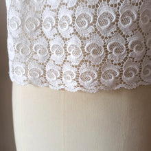 Laden Sie das Bild in den Galerie-Viewer, 1960s - SWISS QUALITY - Gorgeous White Cotton Lace Blouse - Sz 44
