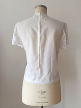 Laden Sie das Bild in den Galerie-Viewer, 1960s - SWISS QUALITY - Gorgeous White Cotton Lace Blouse - Sz 44
