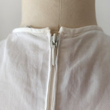 Laden Sie das Bild in den Galerie-Viewer, 1960s - SWISS QUALITY - Gorgeous White Cotton Lace Blouse - Sz 44
