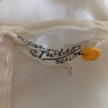 Laden Sie das Bild in den Galerie-Viewer, 1960s - SWISS QUALITY - Gorgeous White Cotton Lace Blouse - Sz 44
