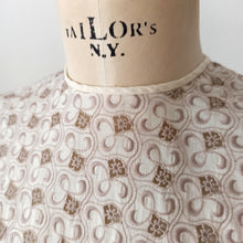 Cargar imagen en el visor de la galería, 1960s - Groovy Embroidered Cotton Blouse - Sz 38
