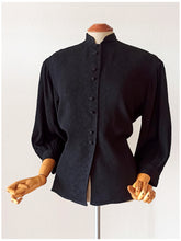 Laden Sie das Bild in den Galerie-Viewer, 1950s - Superb Lantern Sleeves Textured Crepe Blouse - W39 (100cm)
