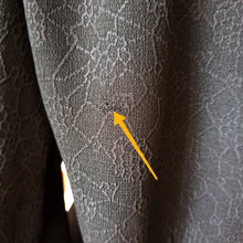 Laden Sie das Bild in den Galerie-Viewer, 1950s - Superb Lantern Sleeves Textured Crepe Blouse - W39 (100cm)
