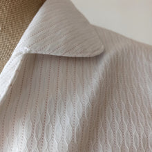 Laden Sie das Bild in den Galerie-Viewer, 1950s - UNWORN - Gorgeous Textured Cotton Blouse - Sz 40
