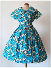 Laden Sie das Bild in den Galerie-Viewer, 1950s - Spectacular Blue Roseprint Cotton Dress - W29 (74cm)
