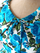 Laden Sie das Bild in den Galerie-Viewer, 1950s - Spectacular Blue Roseprint Cotton Dress - W29 (74cm)
