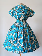 Laden Sie das Bild in den Galerie-Viewer, 1950s - Spectacular Blue Roseprint Cotton Dress - W29 (74cm)

