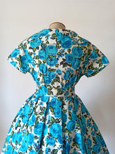 Laden Sie das Bild in den Galerie-Viewer, 1950s - Spectacular Blue Roseprint Cotton Dress - W29 (74cm)
