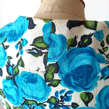 Laden Sie das Bild in den Galerie-Viewer, 1950s - Spectacular Blue Roseprint Cotton Dress - W29 (74cm)
