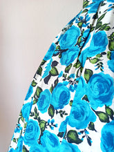 Laden Sie das Bild in den Galerie-Viewer, 1950s - Spectacular Blue Roseprint Cotton Dress - W29 (74cm)
