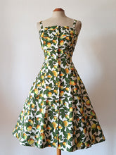 Carica l&#39;immagine nel visualizzatore di Gallery, 1950s - Spectacular Parisien Lemons Print Bolero Dress - W27.5 (70cm)
