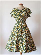 Carica l&#39;immagine nel visualizzatore di Gallery, 1950s - Spectacular Parisien Lemons Print Bolero Dress - W27.5 (70cm)
