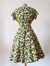 Carica l&#39;immagine nel visualizzatore di Gallery, 1950s - Spectacular Parisien Lemons Print Bolero Dress - W27.5 (70cm)
