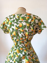 Carica l&#39;immagine nel visualizzatore di Gallery, 1950s - Spectacular Parisien Lemons Print Bolero Dress - W27.5 (70cm)

