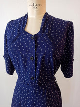 Carica l&#39;immagine nel visualizzatore di Gallery, 1940s - JOELLA-BOUSSAC, Paris - Gorgeous Rayon Floral Dress - Sz 50
