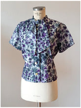 Carica l&#39;immagine nel visualizzatore di Gallery, 1950s 1960s - Gorgeous Purple Floral Satin Blouse - W41 (104cm)
