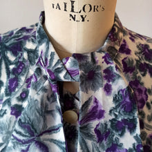 Charger l&#39;image dans la galerie, 1950s 1960s - Gorgeous Purple Floral Satin Blouse - W41 (104cm)
