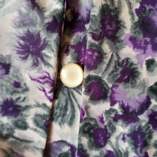 Charger l&#39;image dans la galerie, 1950s 1960s - Gorgeous Purple Floral Satin Blouse - W41 (104cm)
