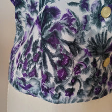 Carica l&#39;immagine nel visualizzatore di Gallery, 1950s 1960s - Gorgeous Purple Floral Satin Blouse - W41 (104cm)
