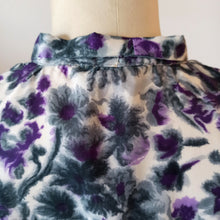 Charger l&#39;image dans la galerie, 1950s 1960s - Gorgeous Purple Floral Satin Blouse - W41 (104cm)
