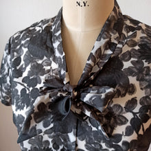 Charger l&#39;image dans la galerie, 1950s 1960s - TREVIRA, Germany - Gorgeous Floral Satin Blouse - Sz L
