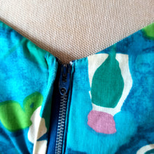 Load image into Gallery viewer, 1950s 1960s - Stunning Abstract Floral Cotton Dress - W29 (74cm)
