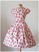 Load image into Gallery viewer, 1950s 1960s - Adorable Floral Print Cotton Dress - W27.5 (70cm)
