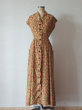 Load image into Gallery viewer, 1940s - Superb Tile Printed Rayon Dress - W28.5 (72cm)

