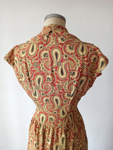 Load image into Gallery viewer, 1940s - Superb Tile Printed Rayon Dress - W28.5 (72cm)
