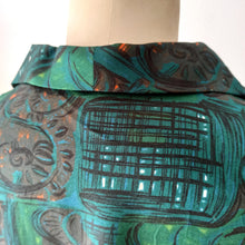 Cargar imagen en el visor de la galería, 1960s - Fabulous Green Abstract Blouse - Sz 50
